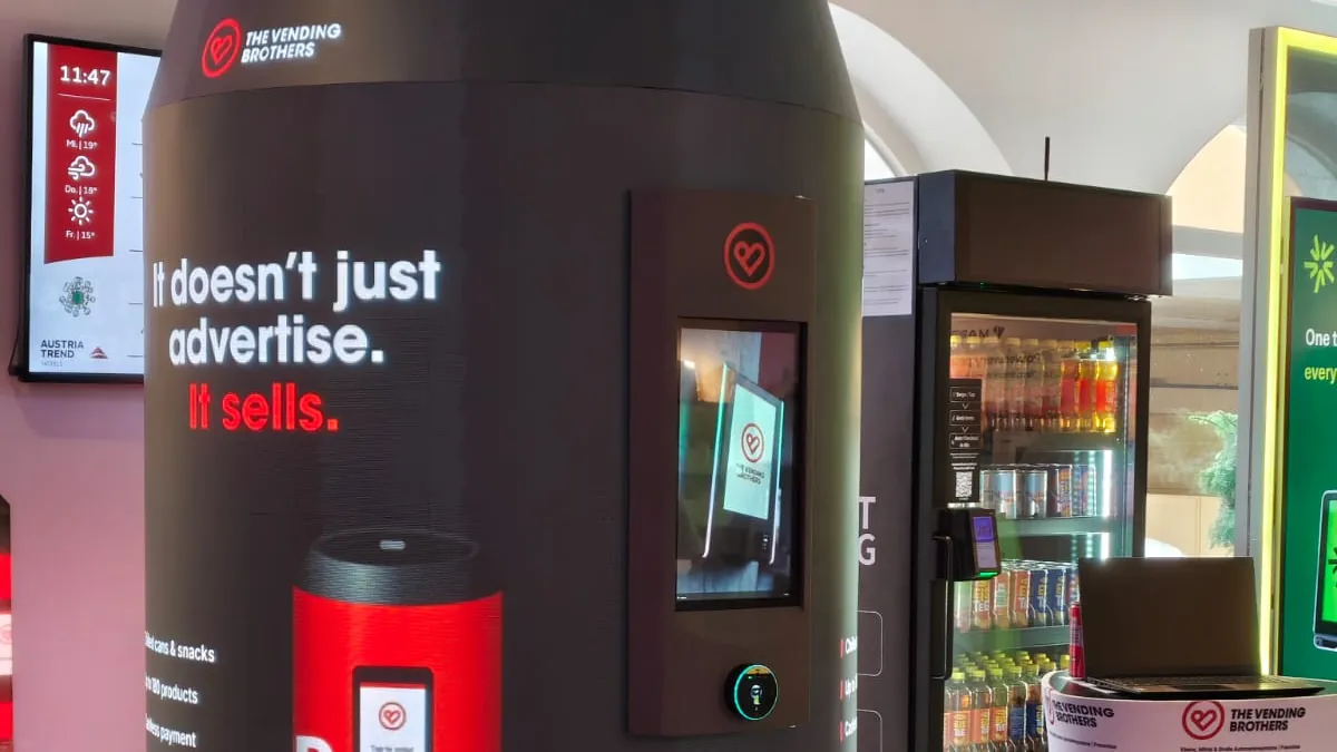 CoolTouch LED 360 Werbeautomat mit LED-Videowerbung „It doesn’t just advertise. It sells.“ im Hotel-Foyer
