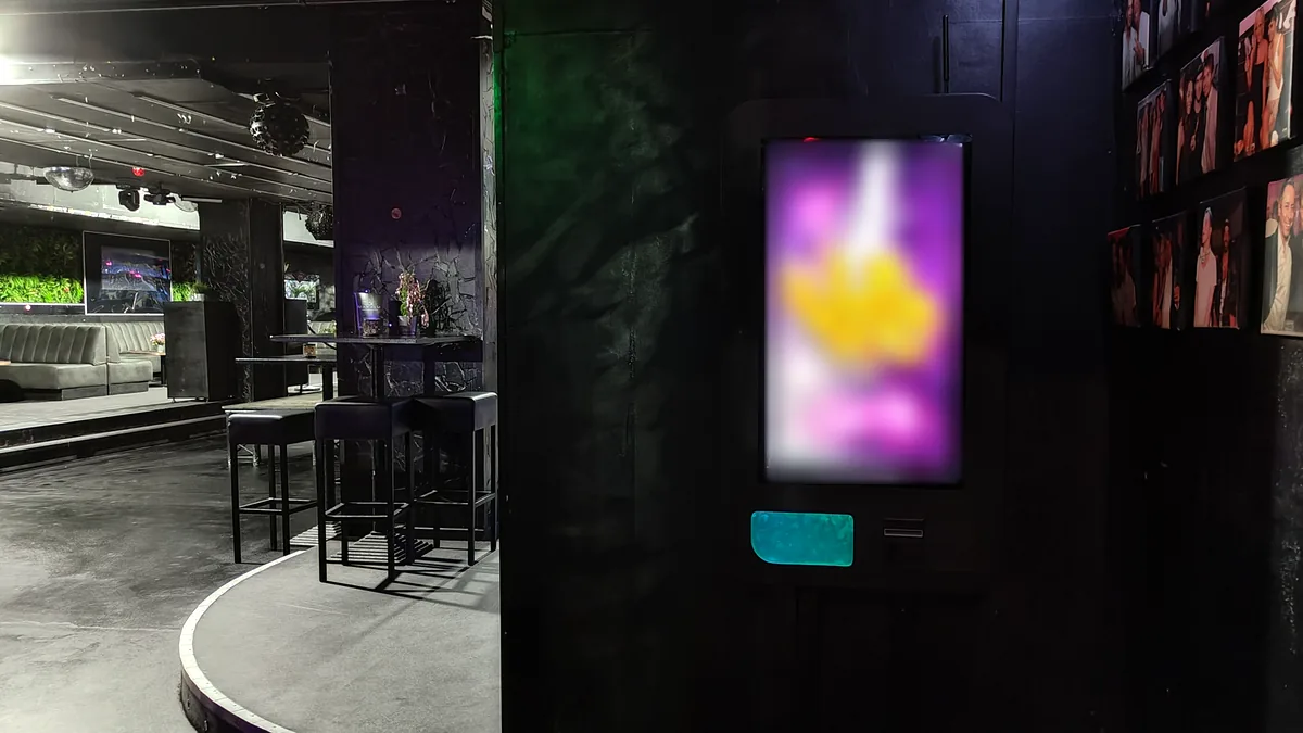 Touchscreen-Warenautomat an der Wand in einem Club