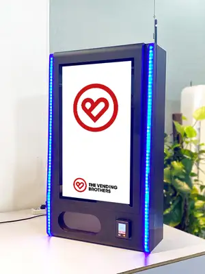 Warenautomat SmartTouch Pro von The Vending Brothers installiert in einem Bahnhof