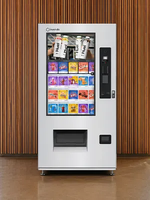 Warenautomat CoolTouch IVM von The Vending Brothers installiert in einem Bahnhof