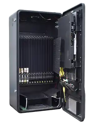 Warenautomat SmartTouch Pro Outdoor von The Vending Brothers mit offener Tür