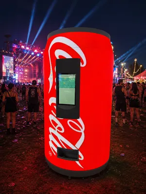 Dosenautomat CoolTouch LED 360 bei einem Festival