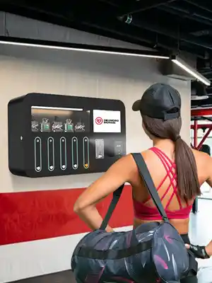 Warenautomat SlimTouch Parfum Pro von The Vending Brothers installiert in einem Bahnhof