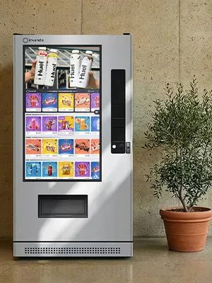 Warenautomat CoolTouch SVM von The Vending Brothers installiert in einem Bahnhof