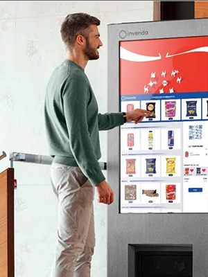 Warenautomat CoolTouch SVM von The Vending Brothers Kunde kauft